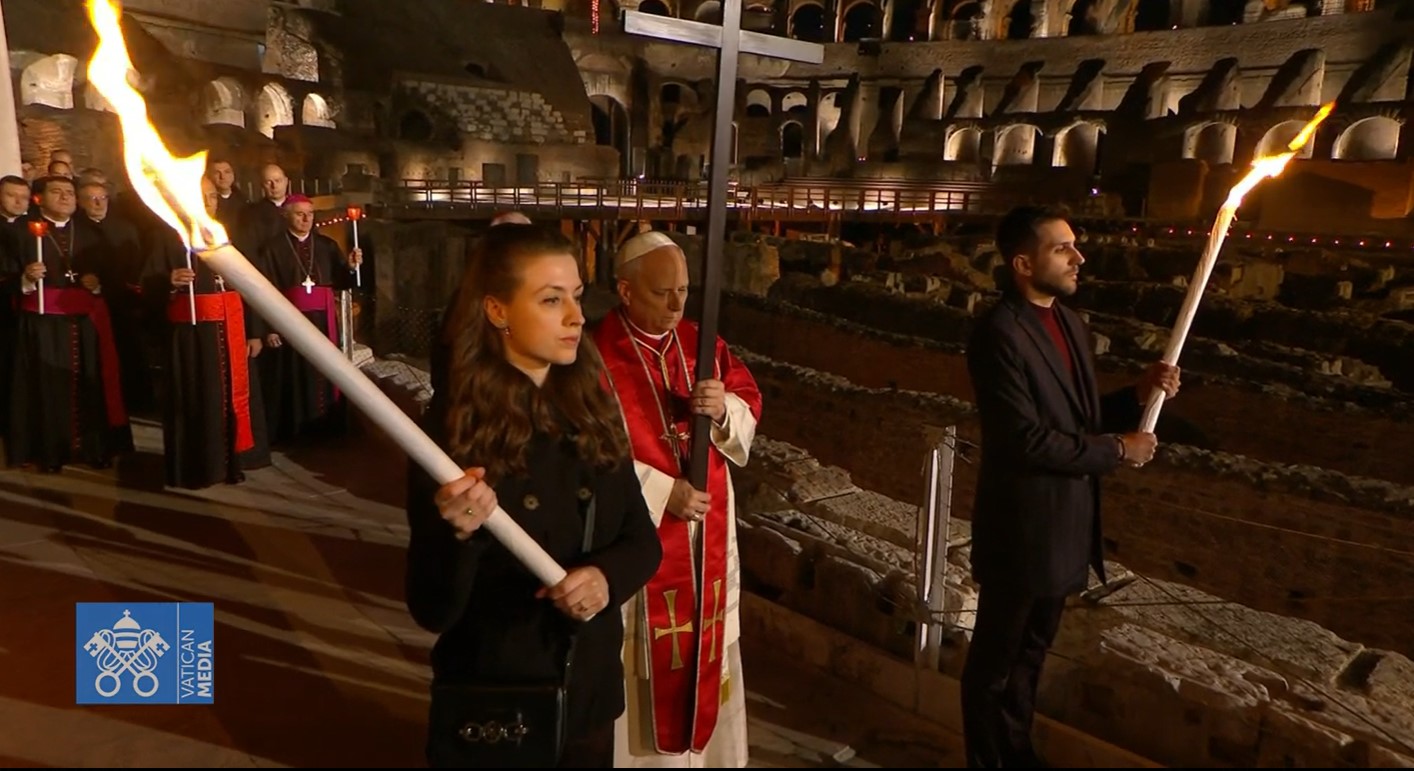 Con mensaje por la paz, León XIV preside su primer viacrucis