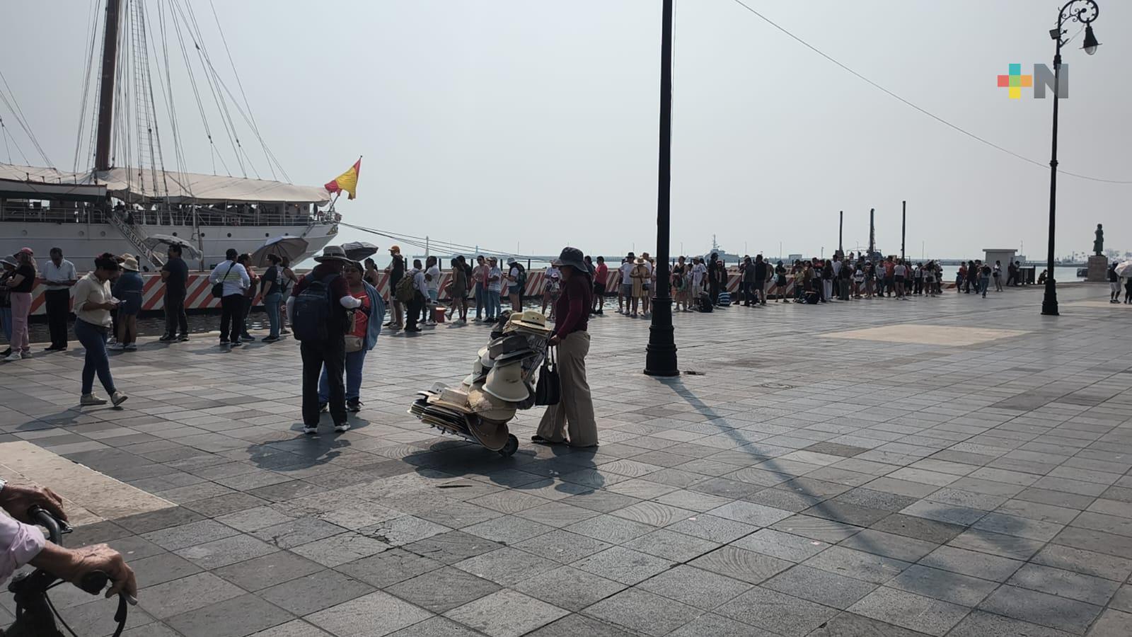 Gran afluencia de turistas para visitar el buque español en Veracruz puerto