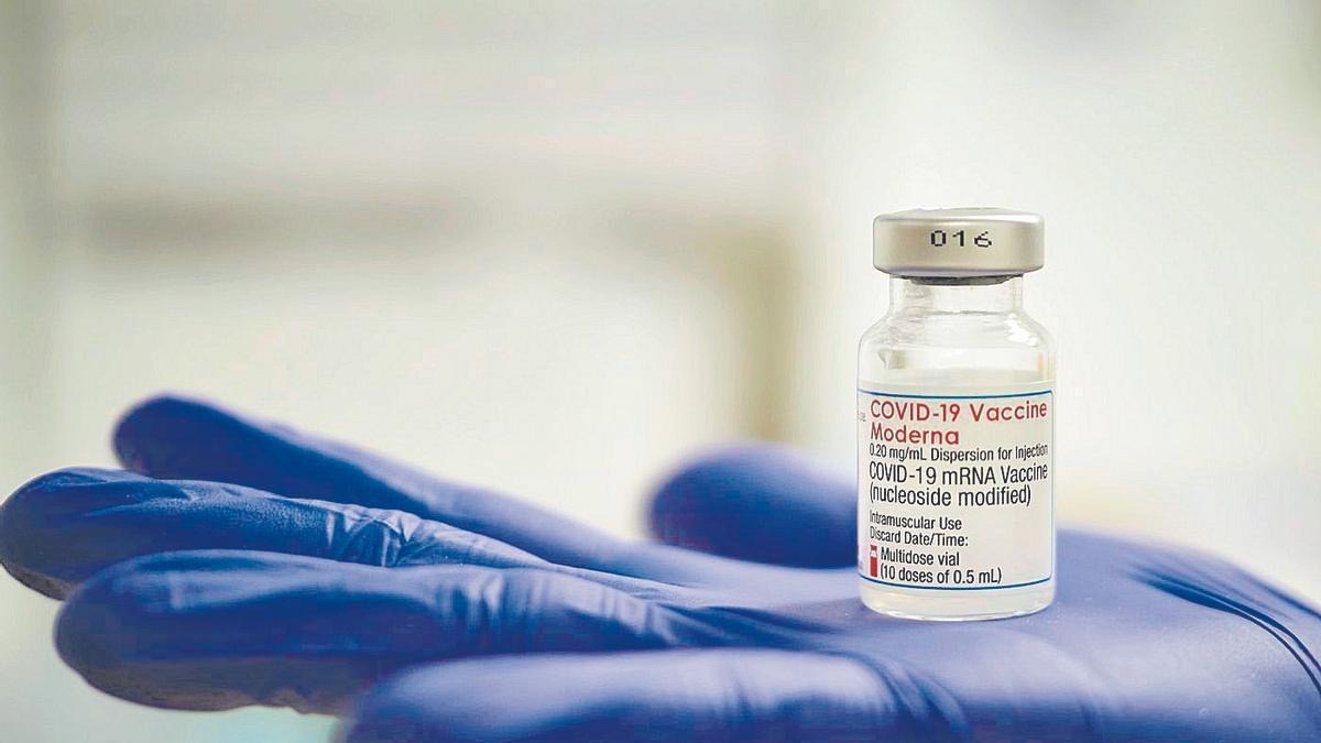 Europa aprueba primera vacuna mRNA combinada contra gripe y COVID