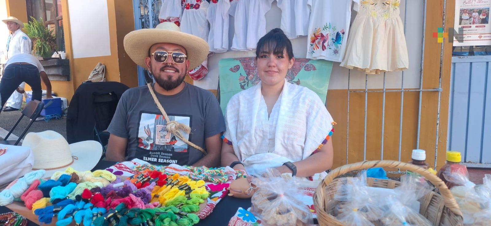 Bordados en punto de cruz de la Huasteca se adaptan a prendas y accesorios modernos