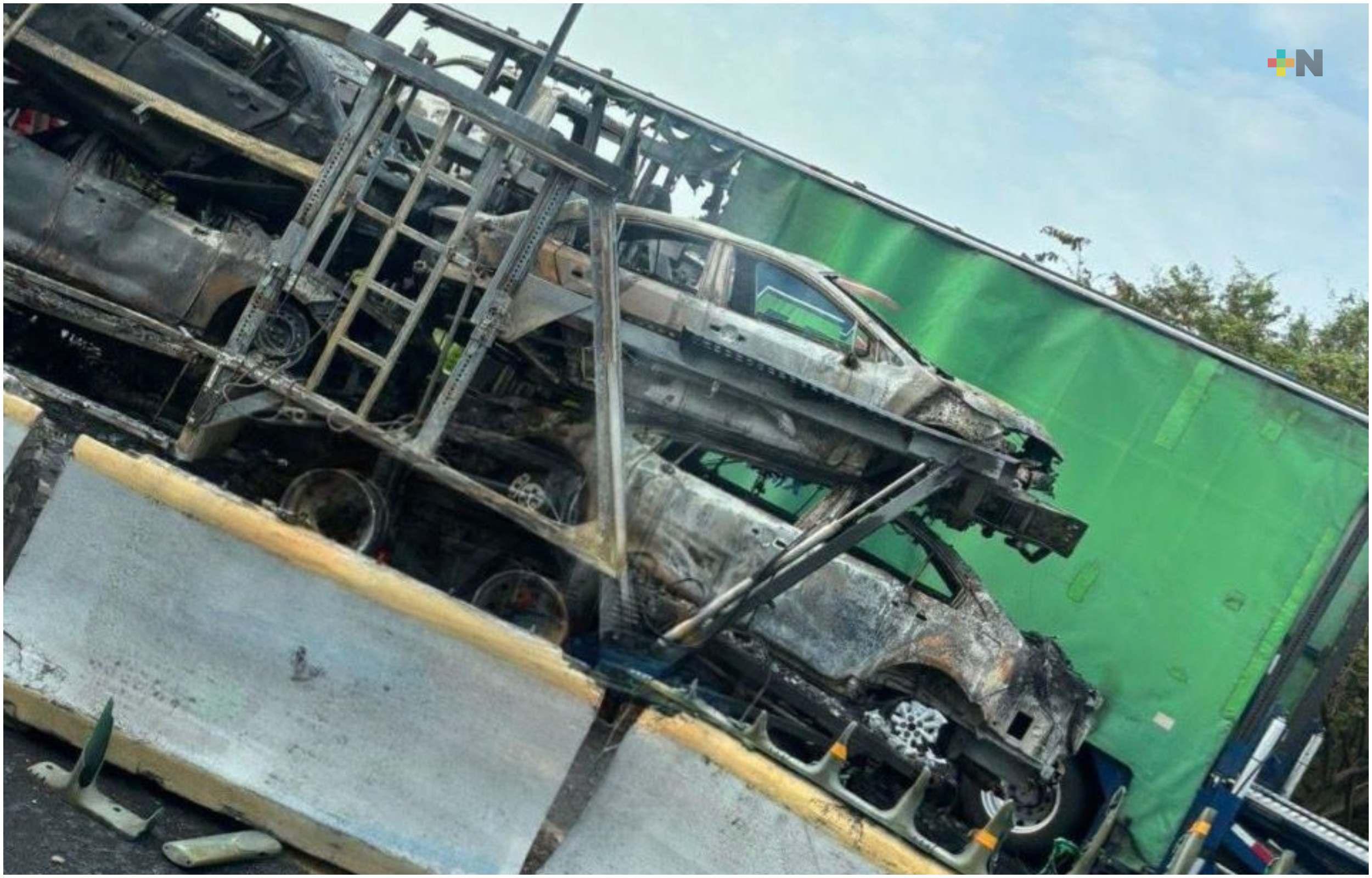 Aparatoso choque provoca incendio en autopista del sur de Veracruz