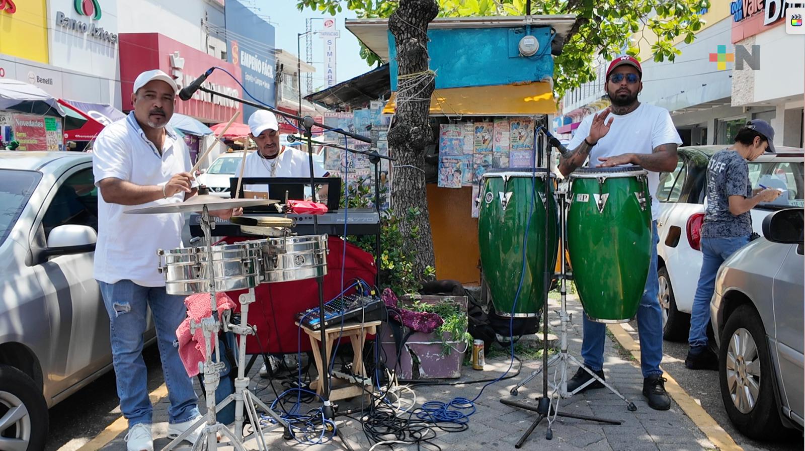 Cumbia y salsa llenan de vida el centro de Coatzacoalcos