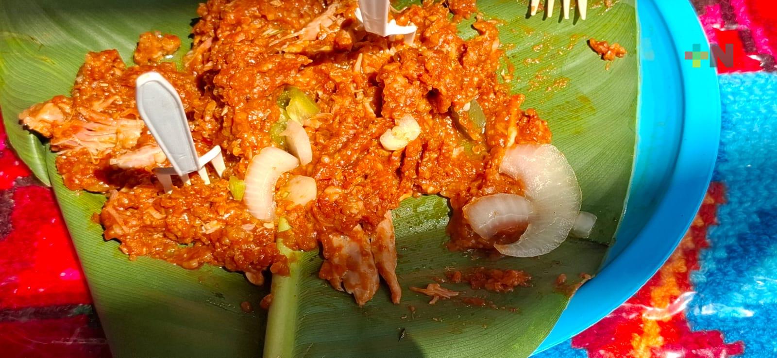 El zacahuil, platillo emblemático de la Huasteca, se arraiga en la ciudad de Xalapa