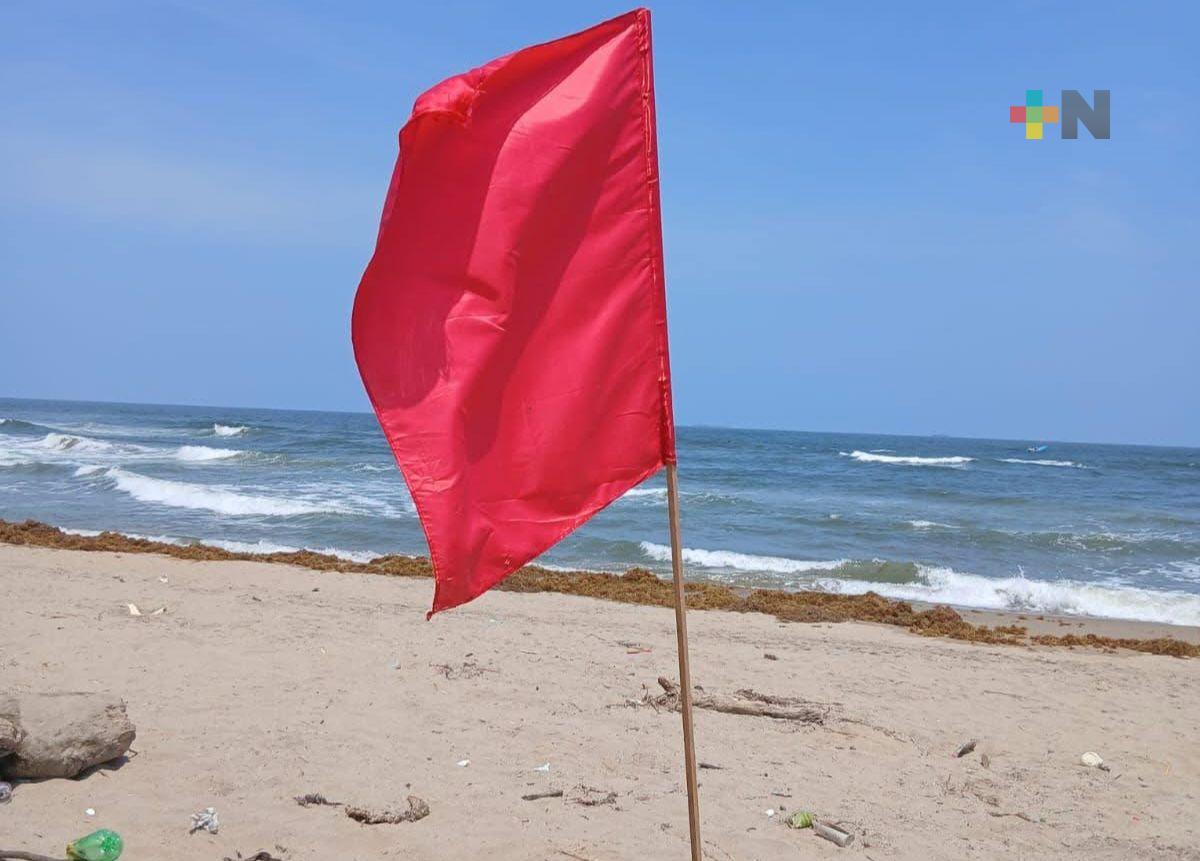 Por fuerte oleaje colocan bandera roja en playa de Coatzacoalcos