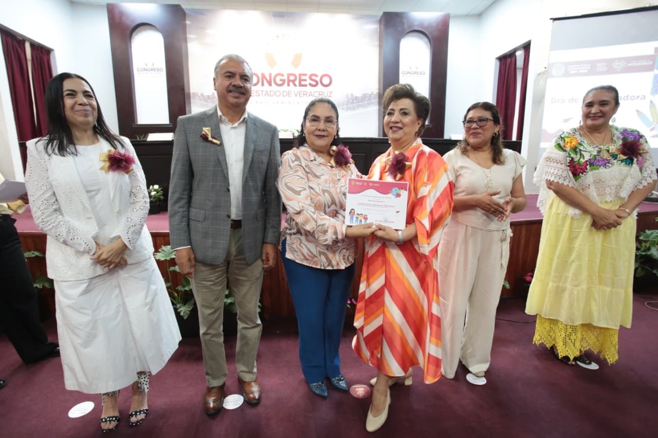 SEV reconoce a educadoras por su labor en la primera infancia