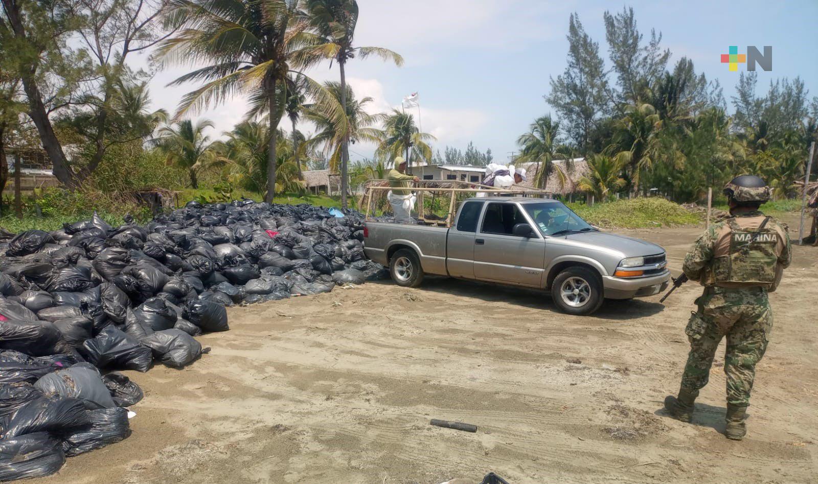 En Pajapan, bolsas con presunto chapopote tenían sargazo