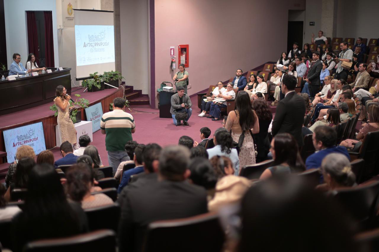 Estudiantes de Xalapa representaron a instituciones en Congreso del Estado