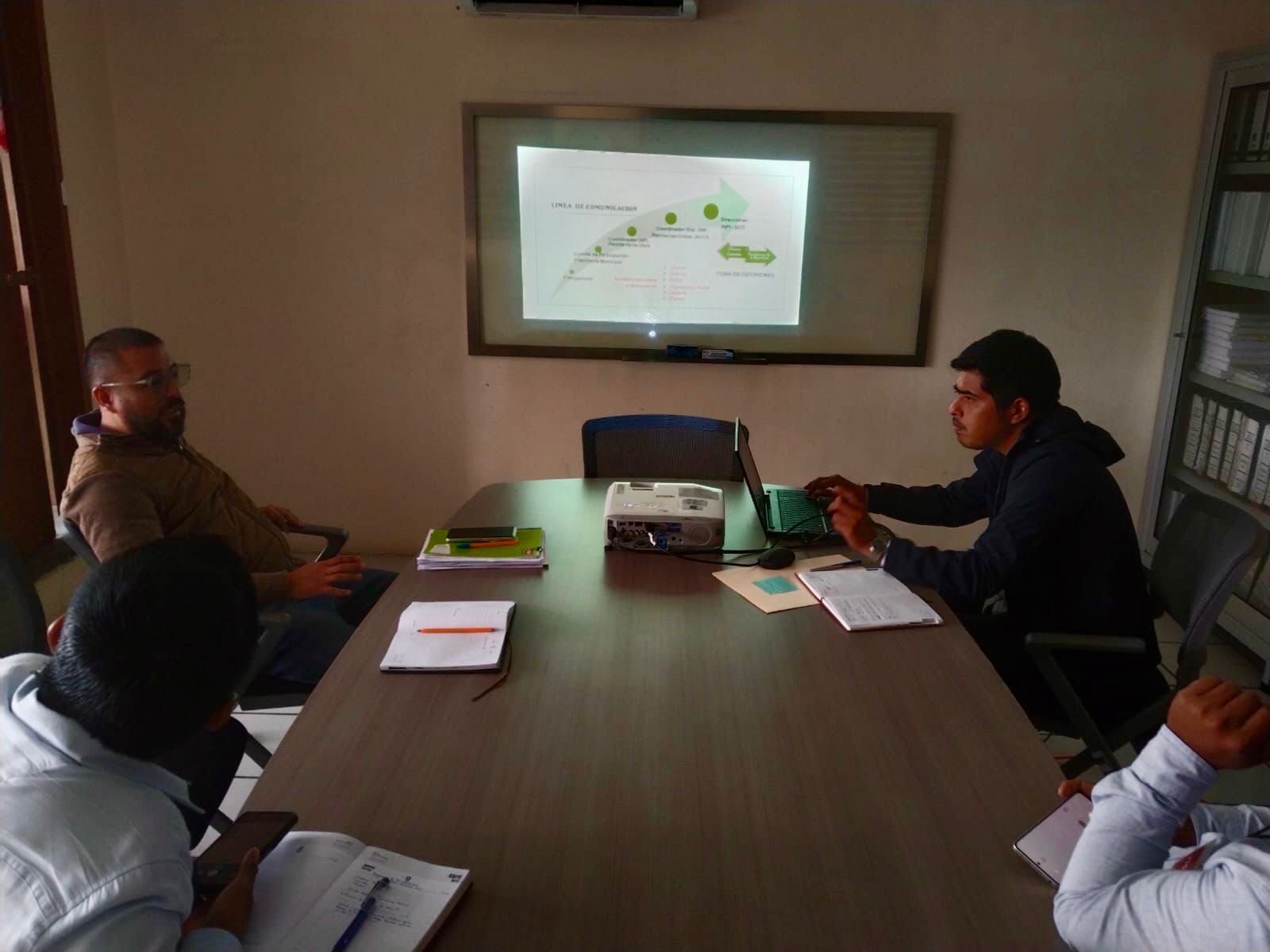 Capacita SICT Veracruz a autoridades de Soteapan para garantizar uso eficiente de recursos en camino artesanal