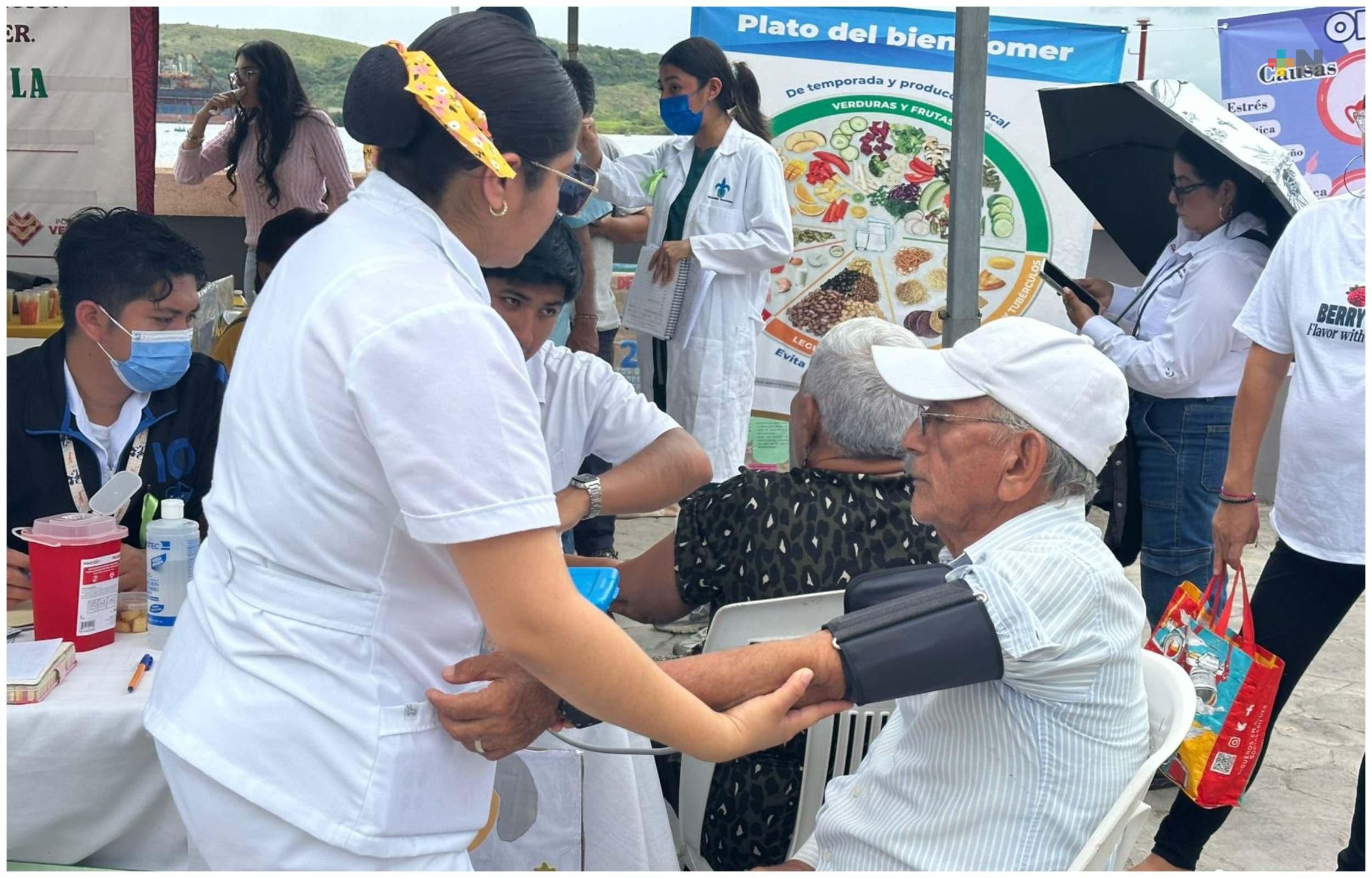 Ciudadanos aprovechan ferias de la salud en Coatzacoalcos