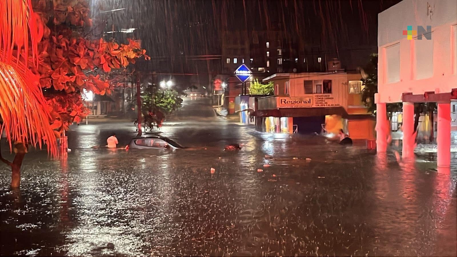 Tras fuertes lluvias, inundaciones dejan atrapados a automovilistas en Coatzacoalcos