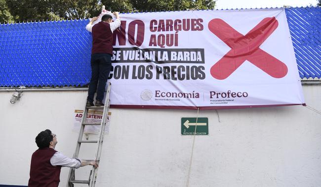 Profeco coloca primeras lonas en gasolineras que se vuelan la barda con los precios