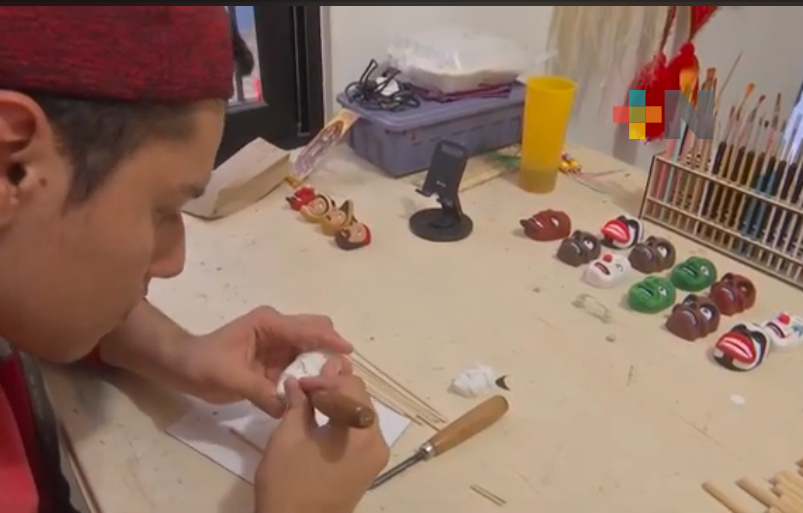 La tradición de elaborar máscaras de madera se transmite de padres a hijos