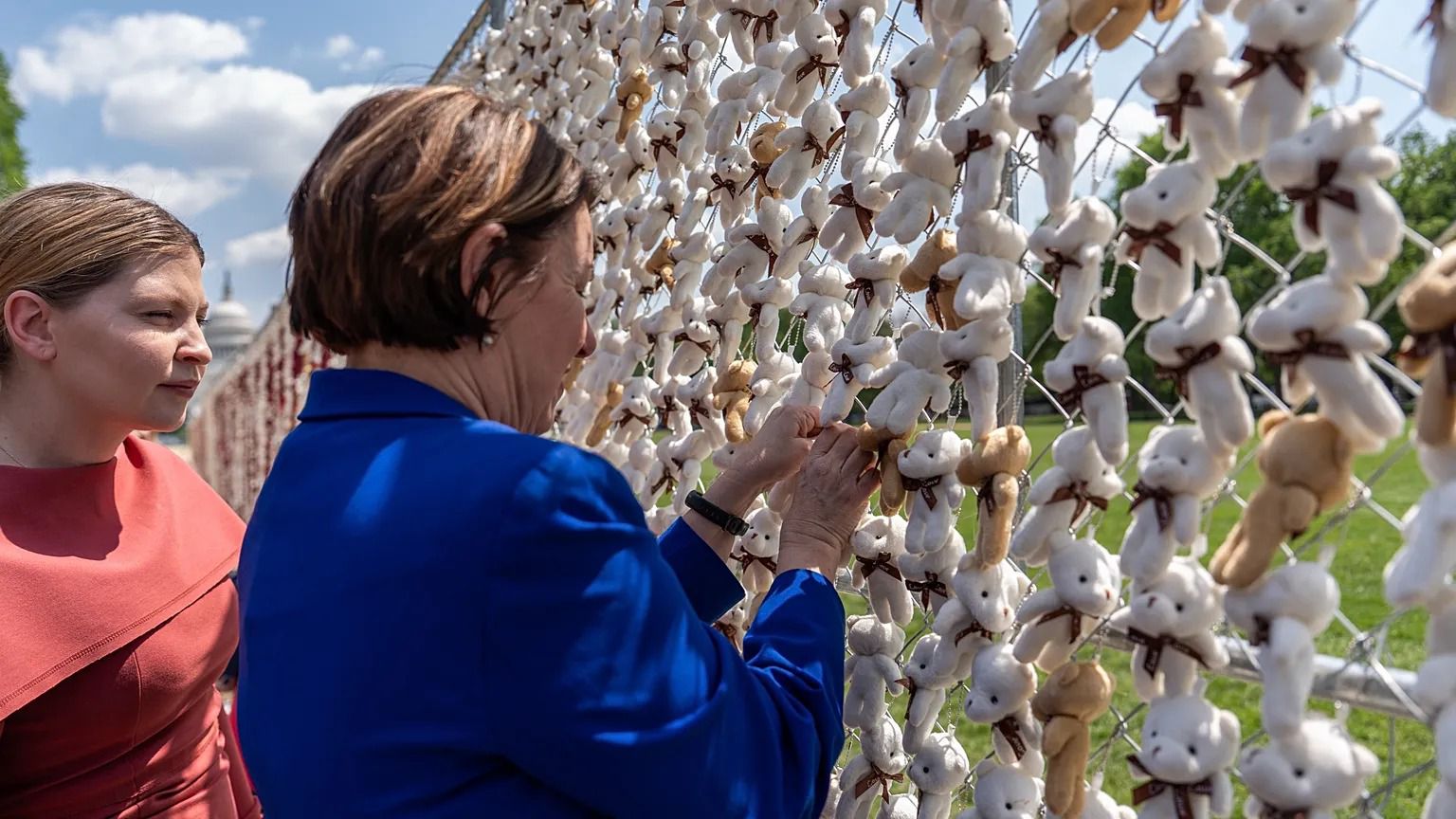 Concientización global: peluches recuerdan a niños víctimas del conflicto