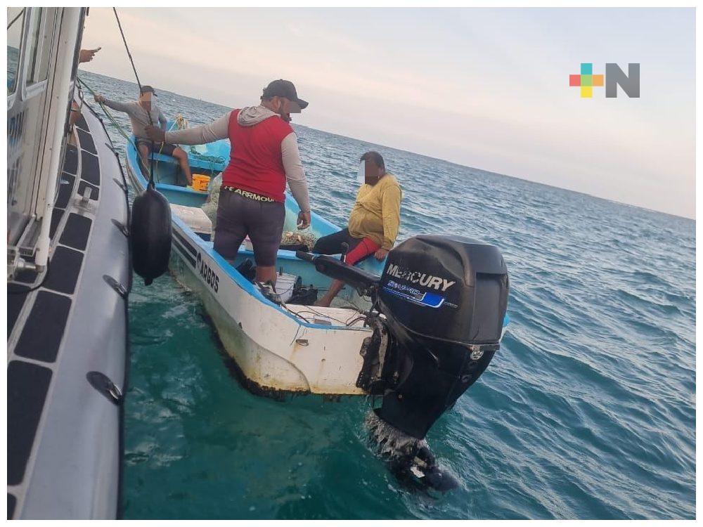Auxilian a pescadores varados frente a las costas de Veracruz
