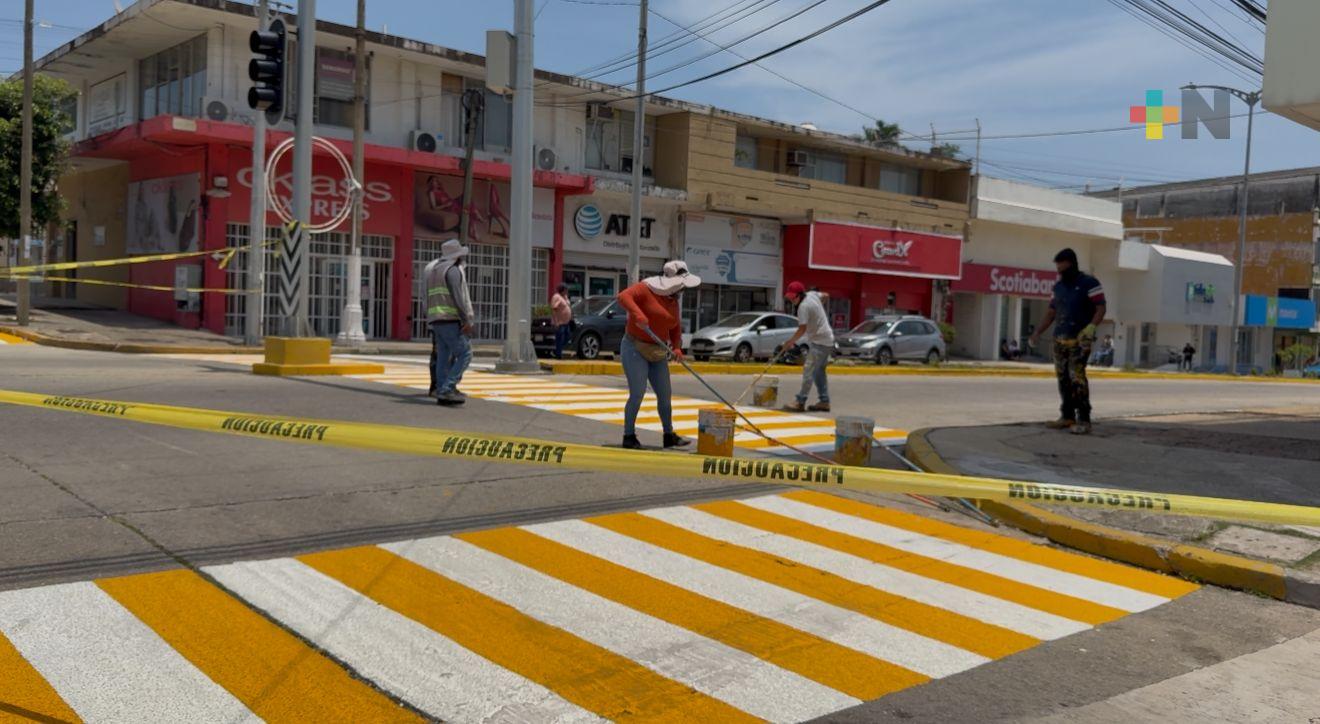 Más de 30 pasos peatonales fueron pintados en avenida de Coalzacoalcos