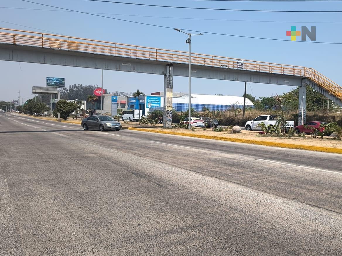 Jovencita cae de puente peatonal en la ciudad de Veracruz