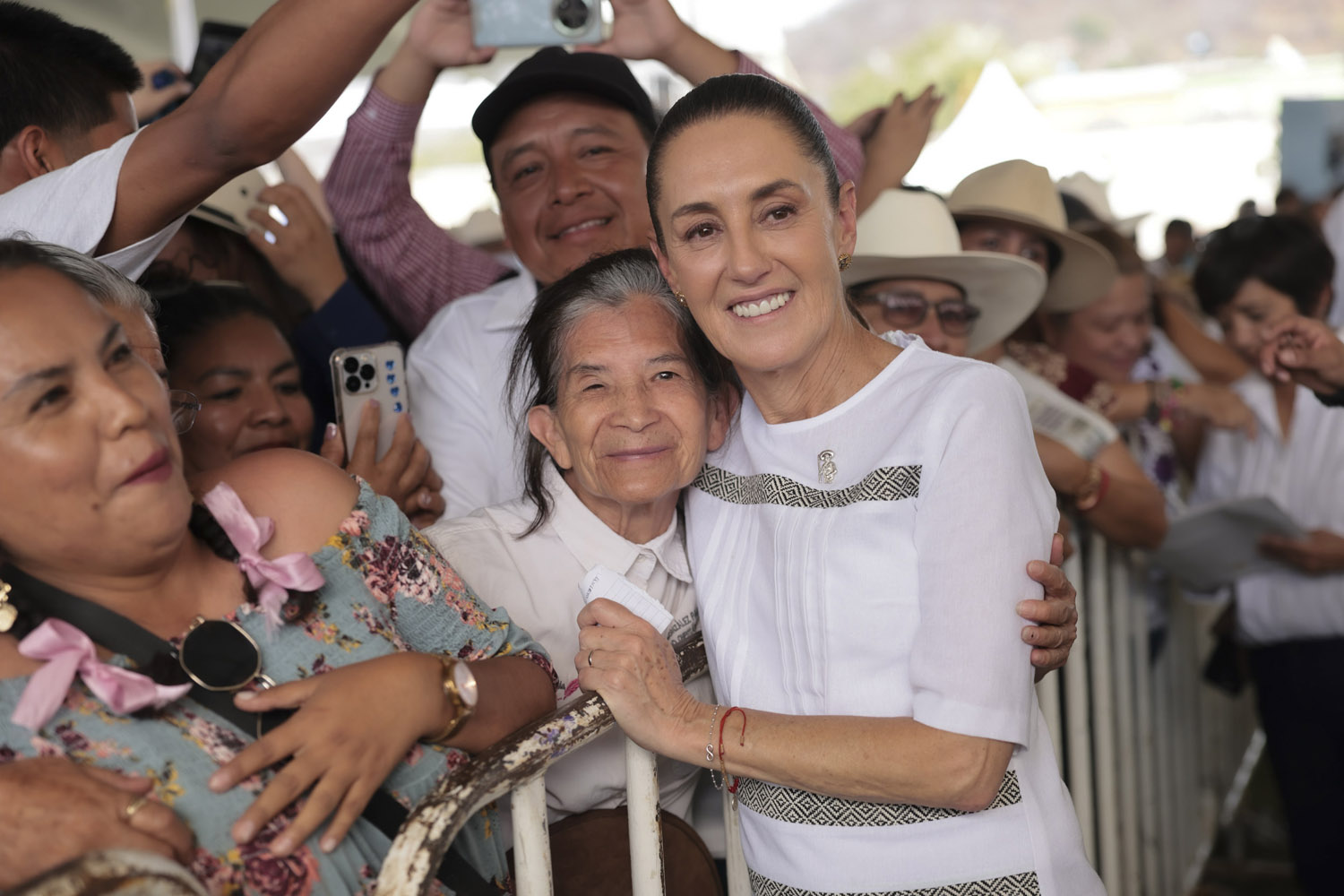 En Aniversario Luctuoso de Emiliano Zapata, Presidenta entrega certificados a propietarias de tierras en Morelos