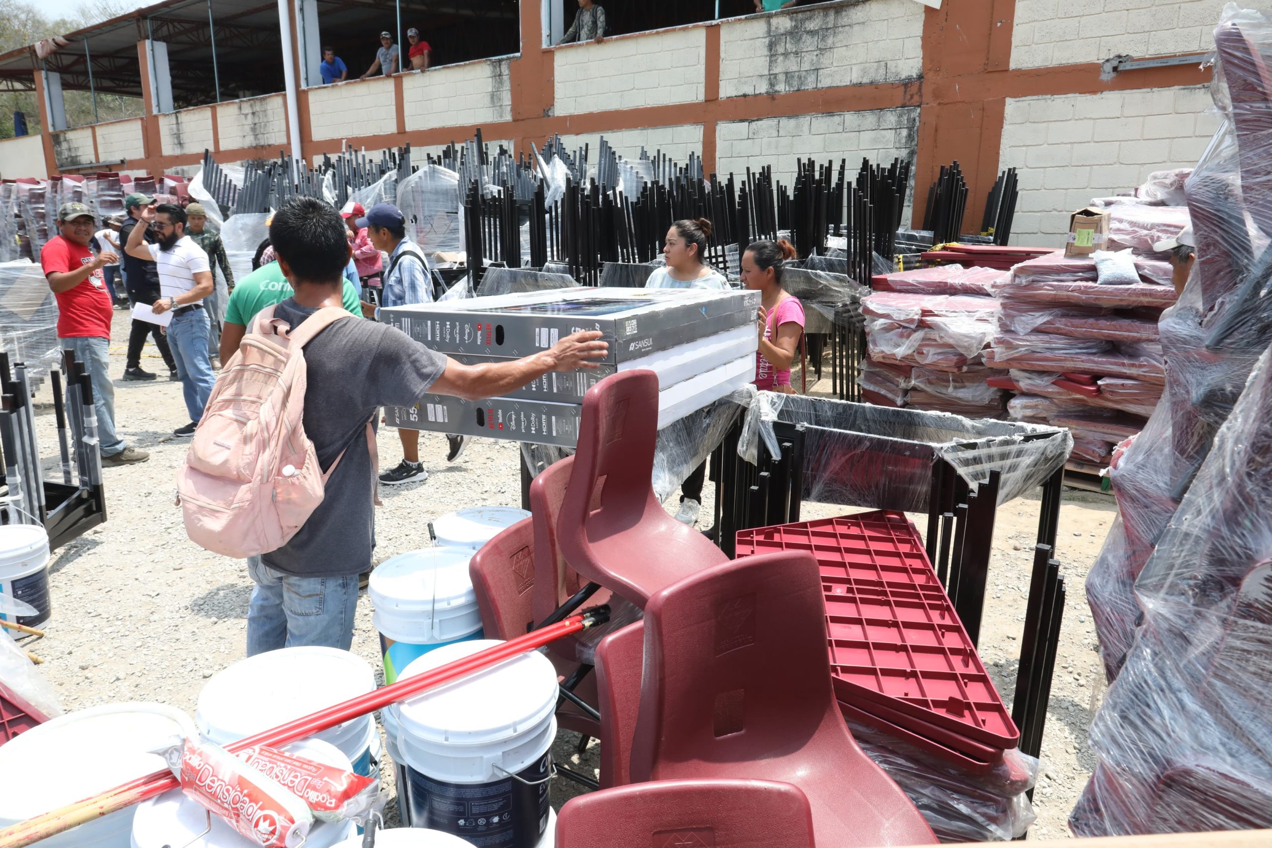 Transformando la Educación salda deuda histórica en telesecundarias, las equipa con pantallas