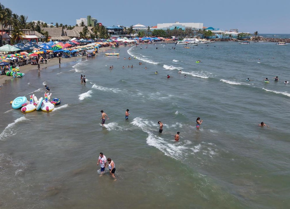 Prestadores de servicios y turistas invitan a disfrutar playas limpias de Veracruz