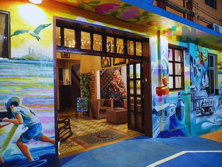 Jesús Eguan plasma la historia de Coatzacoalcos en sus murales
