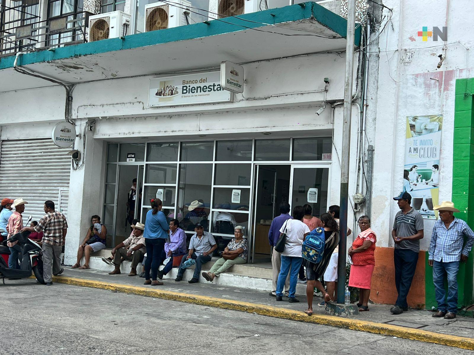 Adultos mayores acuden desde temprana hora por su Pensión Bienestar y evitar la ola de calor en Tierra Blanca