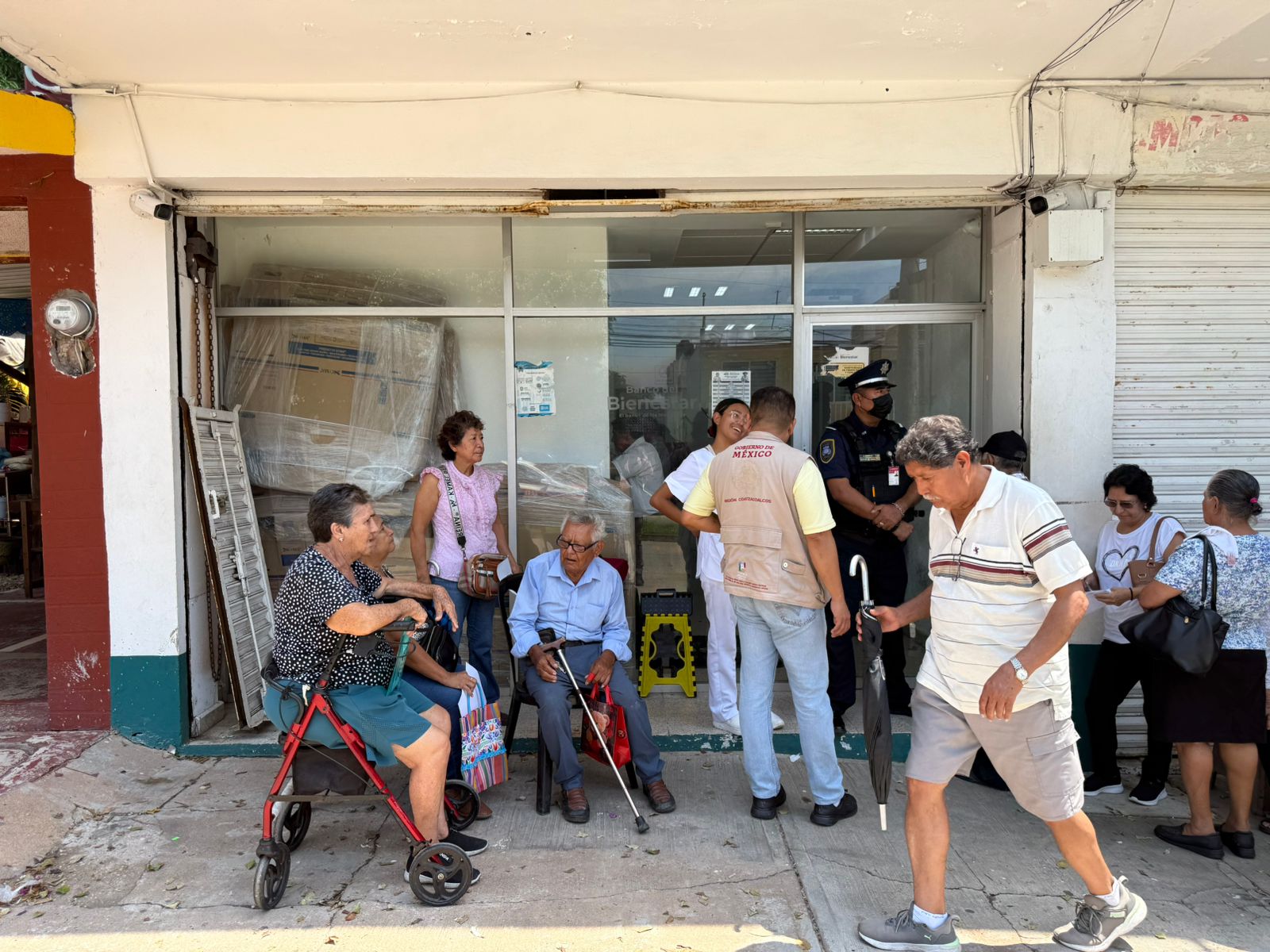 Sin contratiempo adultos mayores reciben su pensión Bienestar