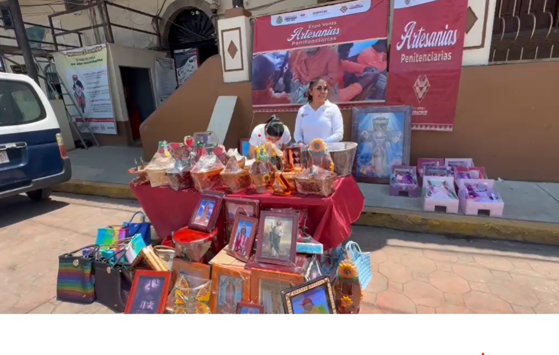 Internos de penitenciaría de Huayacocotla reciben apoyo para vender artesanías que elaboran