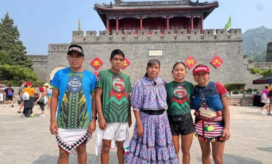 Atletas rarámuris y mixtecas conquistan Muralla China