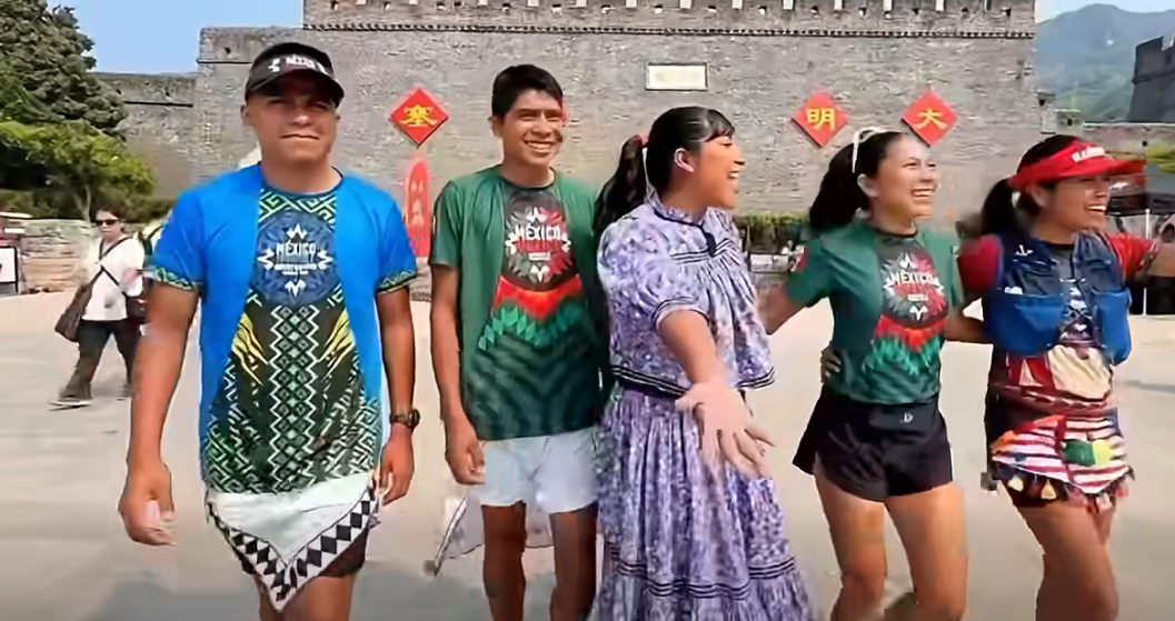 Ganadora del maratón de Gran Muralla China en la Mañanera