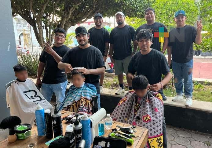 Barber Shop de Tres Valles apoyan a la niñez con cortes gratuitos
