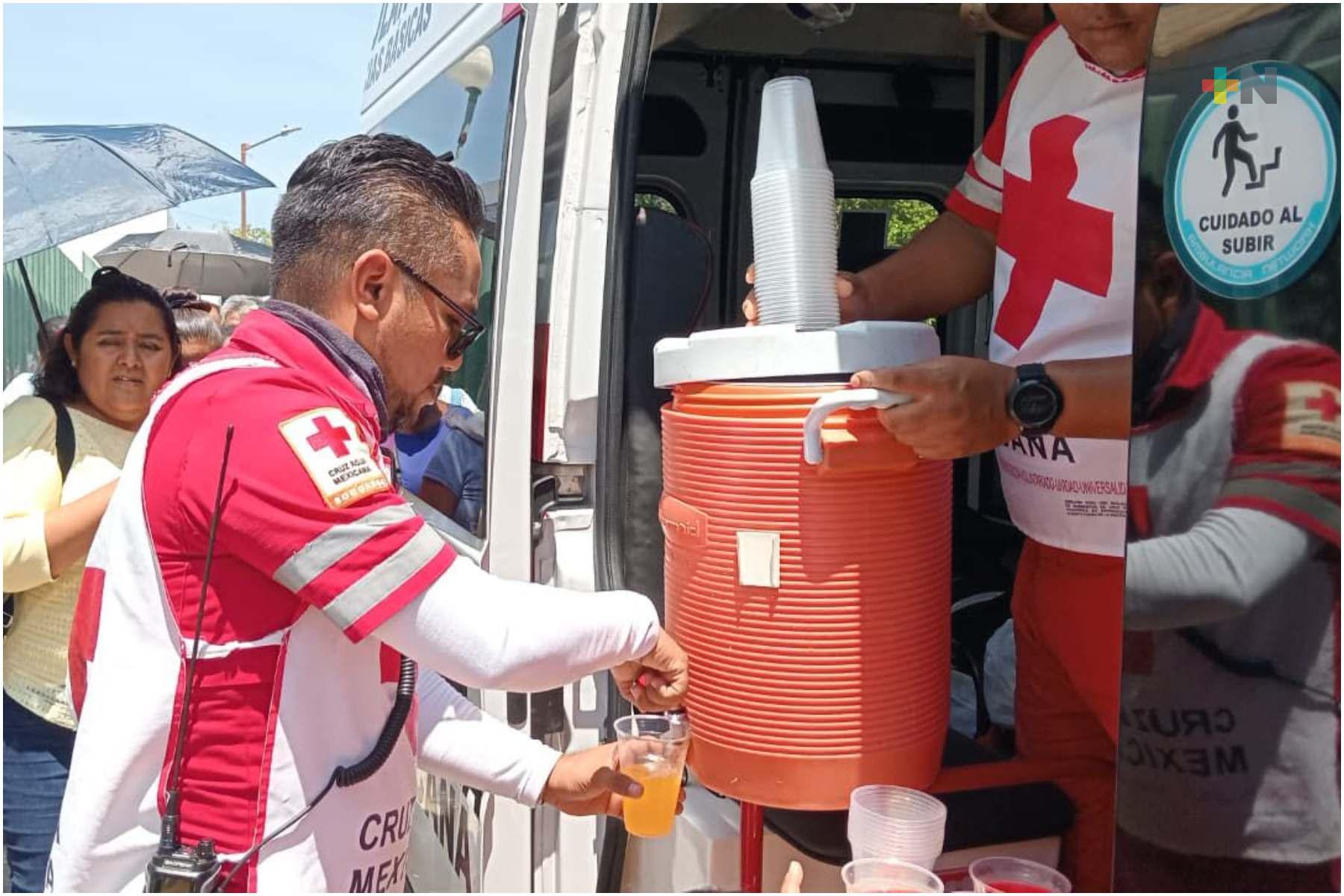 Cruz Roja reparte agua y sueros ante ola de calor en Coatzacoalcos