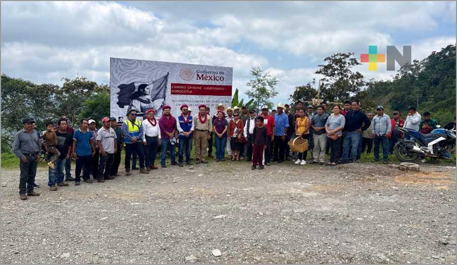 Avanza atención de caminos en Zongolica como parte del programa de reconstrucción carretera