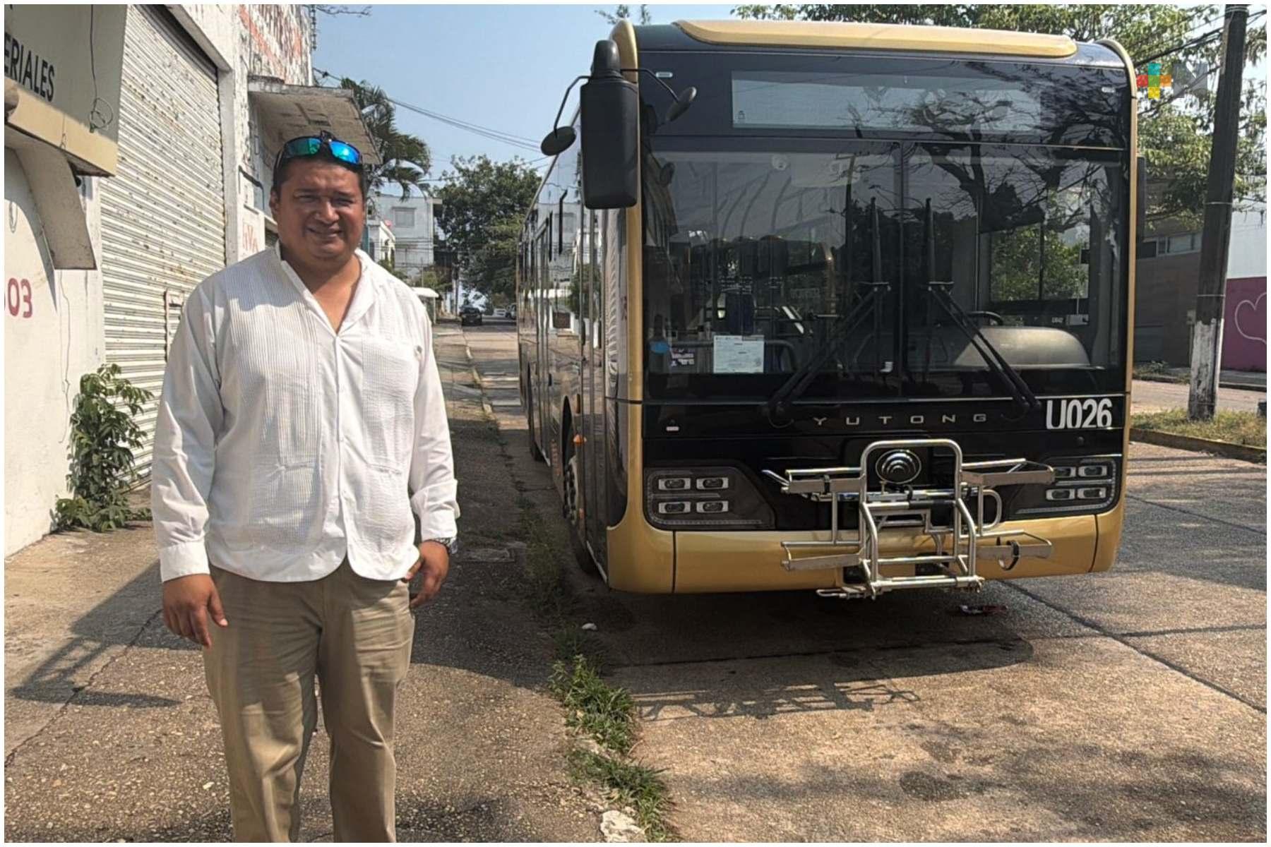 Chofer de Quetzalli reacciona ante posible preinfarto de pasajera