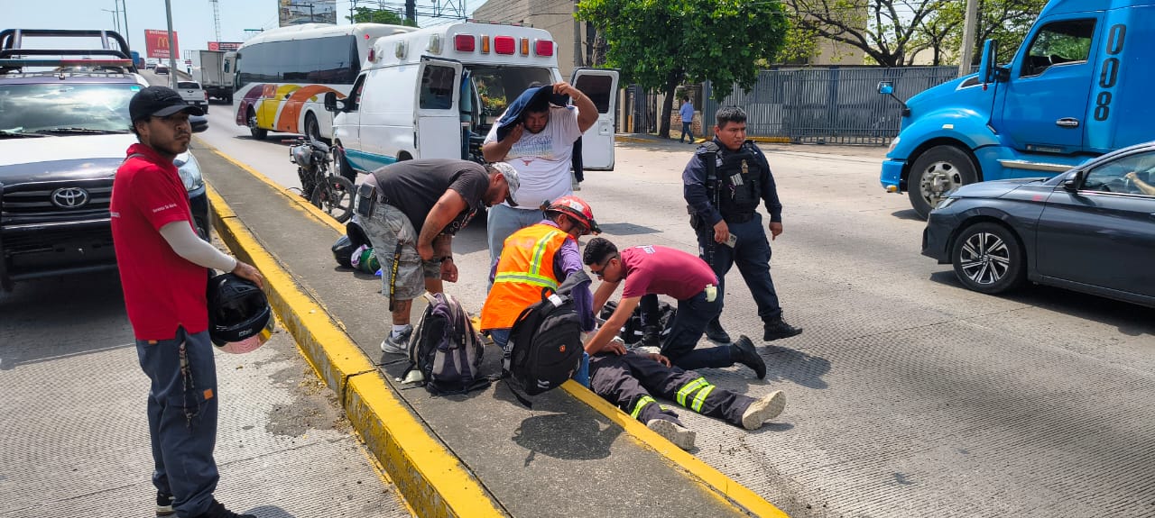 Dos motociclistas lesionados al chocar entre sí en Veracruz puerto