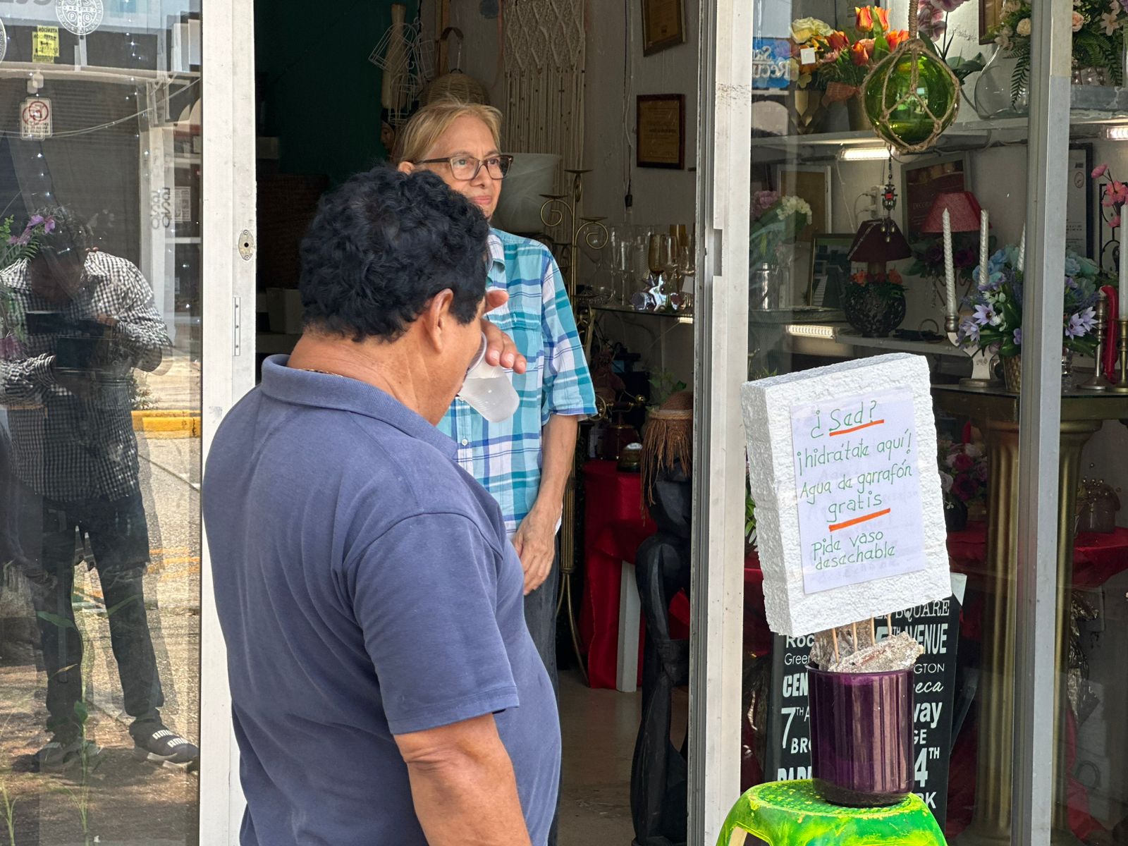 En Coatza, una persona regala agua fresca a quien lo necesite para apaciguar el calor