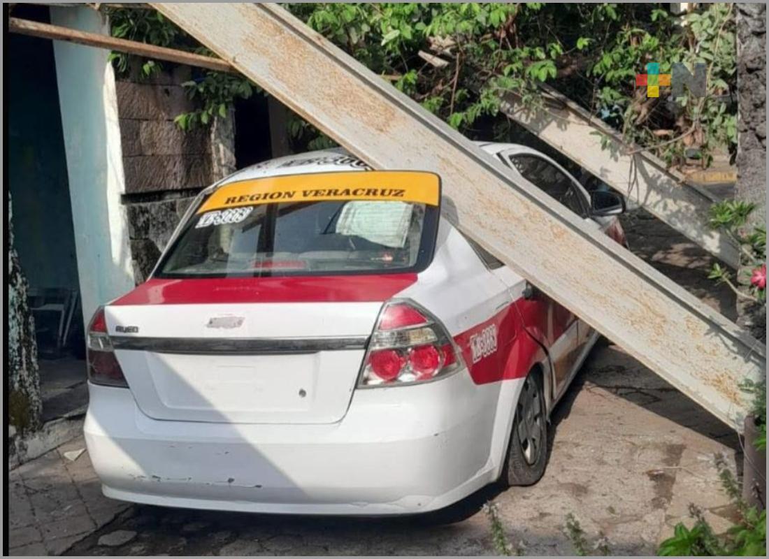 Colapsa estructura sobre taxi en el puerto de Veracruz