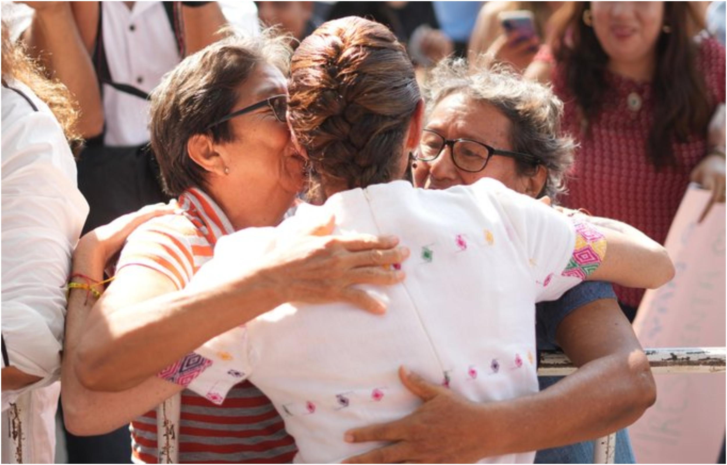Sheinbaum felicita a todas las mamás mexicanas