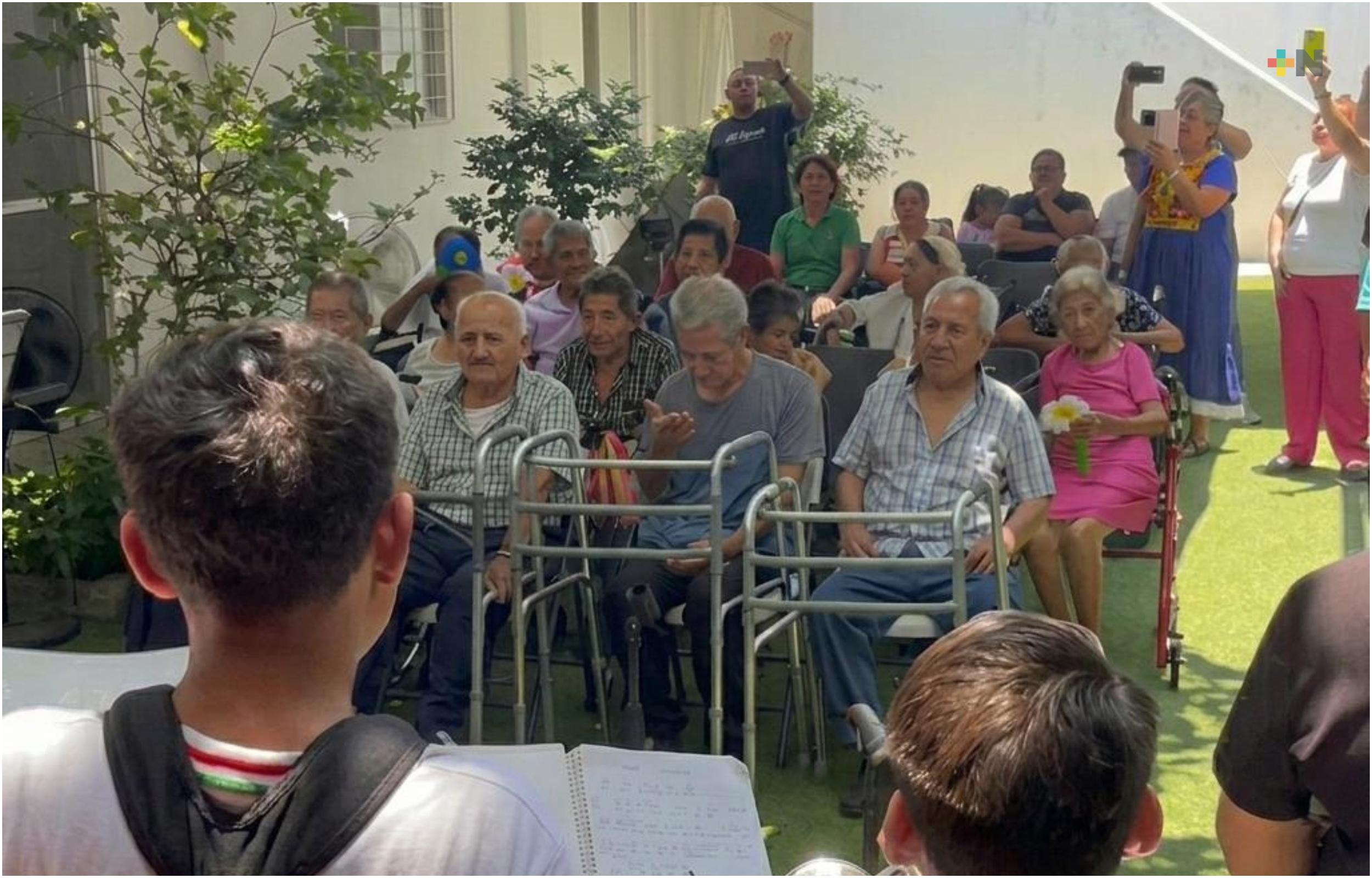 Celebran Día de las Madres en asilo Perpetuo Socorro de Coatzacoalcos