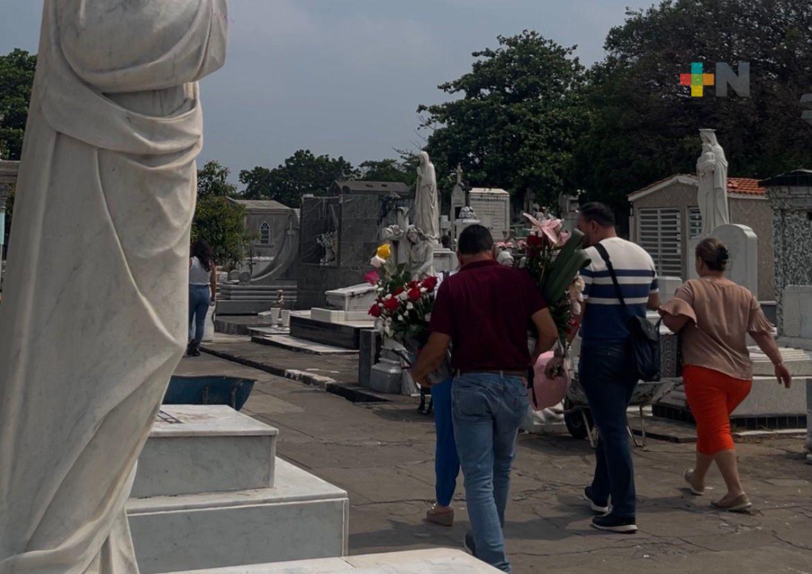 Flores y visitas al panteón marcan el Día de las Madres en Veracruz