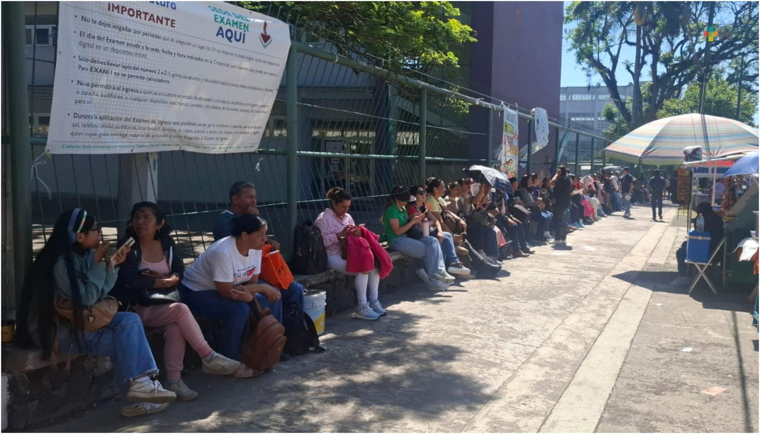 Familias recorren cientos de kilómetros para el examen de admisión a la UV