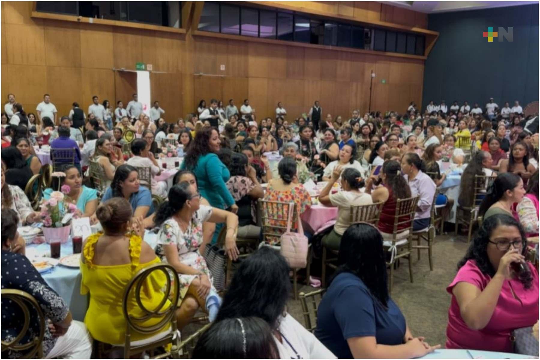 Festejan a trabajadoras de ayuntamiento y reporteras de Coatzacoalcos