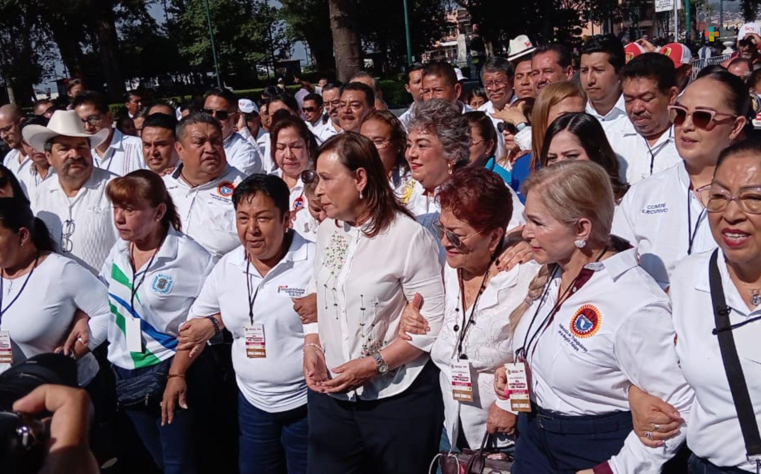 Gobernadora encabezó inicio de desfile del 1 de mayo