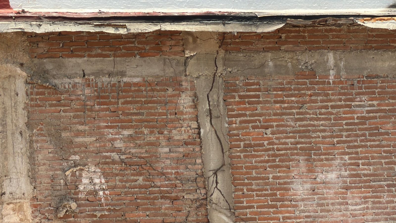 Empresa de demolición daña a vecinos de edificio derribado; se niega a responder