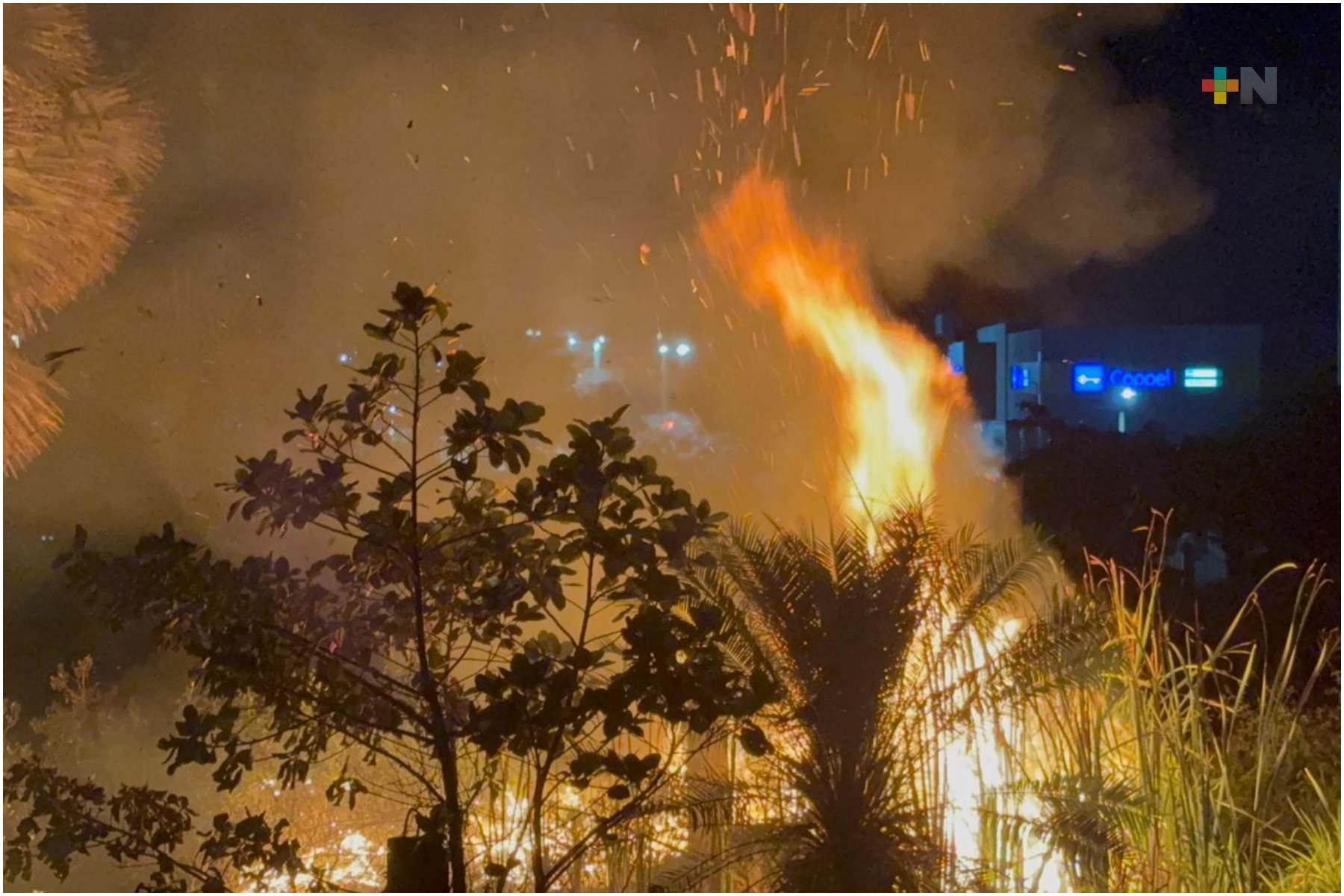 Incendio en pastizal moviliza a cuerpos de emergencia en Coatzacoalcos