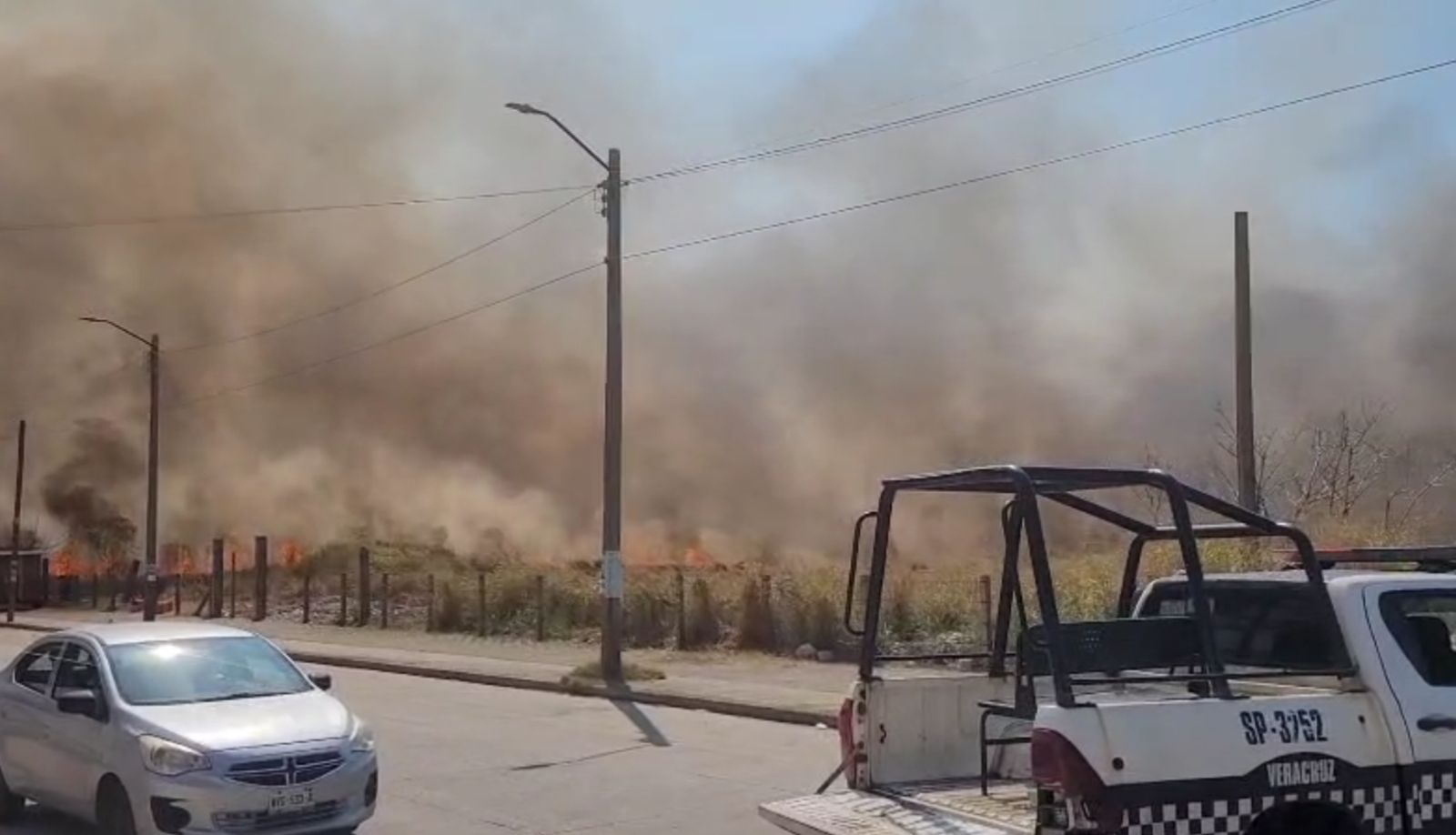 Incendios en baldíos y pastizales de zona urbana de Coatza por manejo indebido del fuego