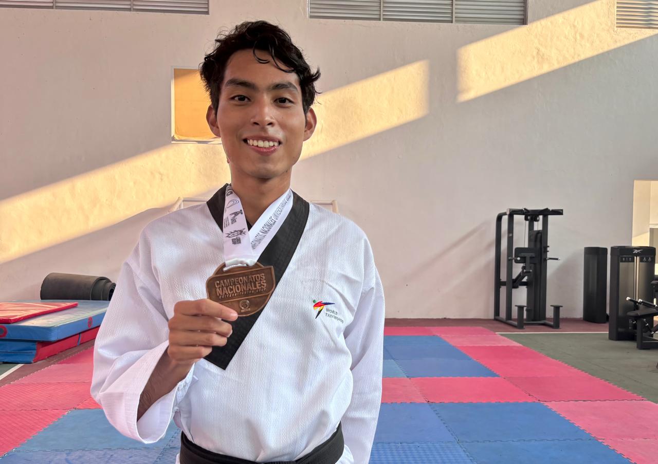 Kevin Pitalúa, de Coatza, obtuvo medalla de bronce en campeonato universitario de taekwondo