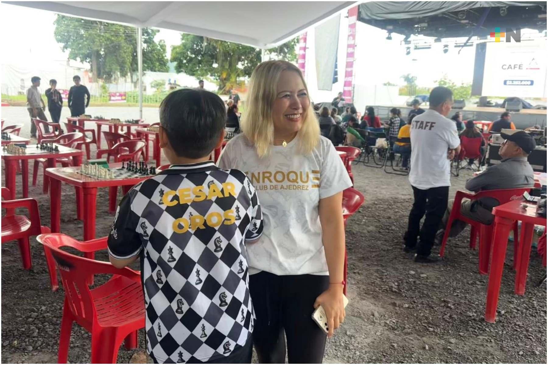 Madre xalapeña impulsa el sueño ajedrecista de su hijo