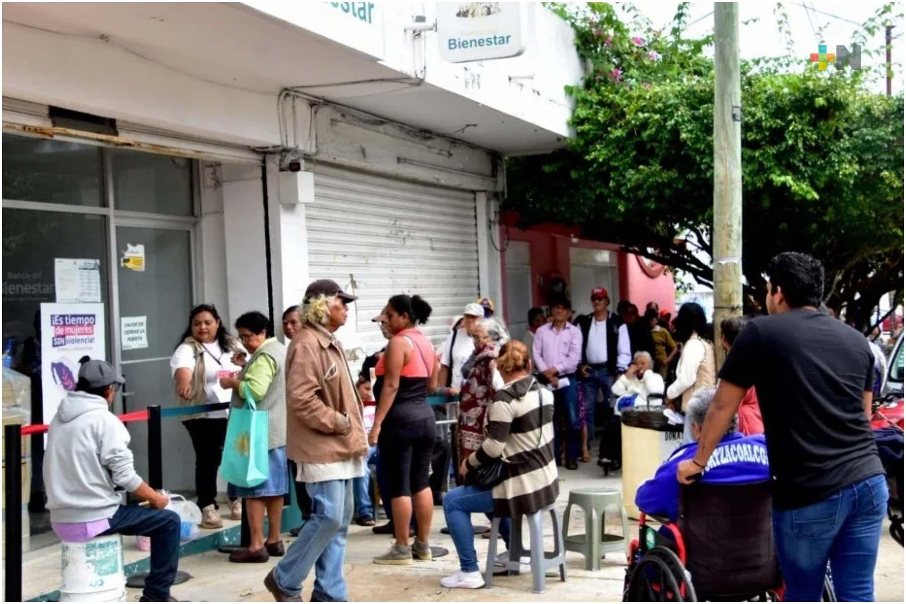 Largas filas en Coatzacoalcos para cobrar pensiones del Bienestar