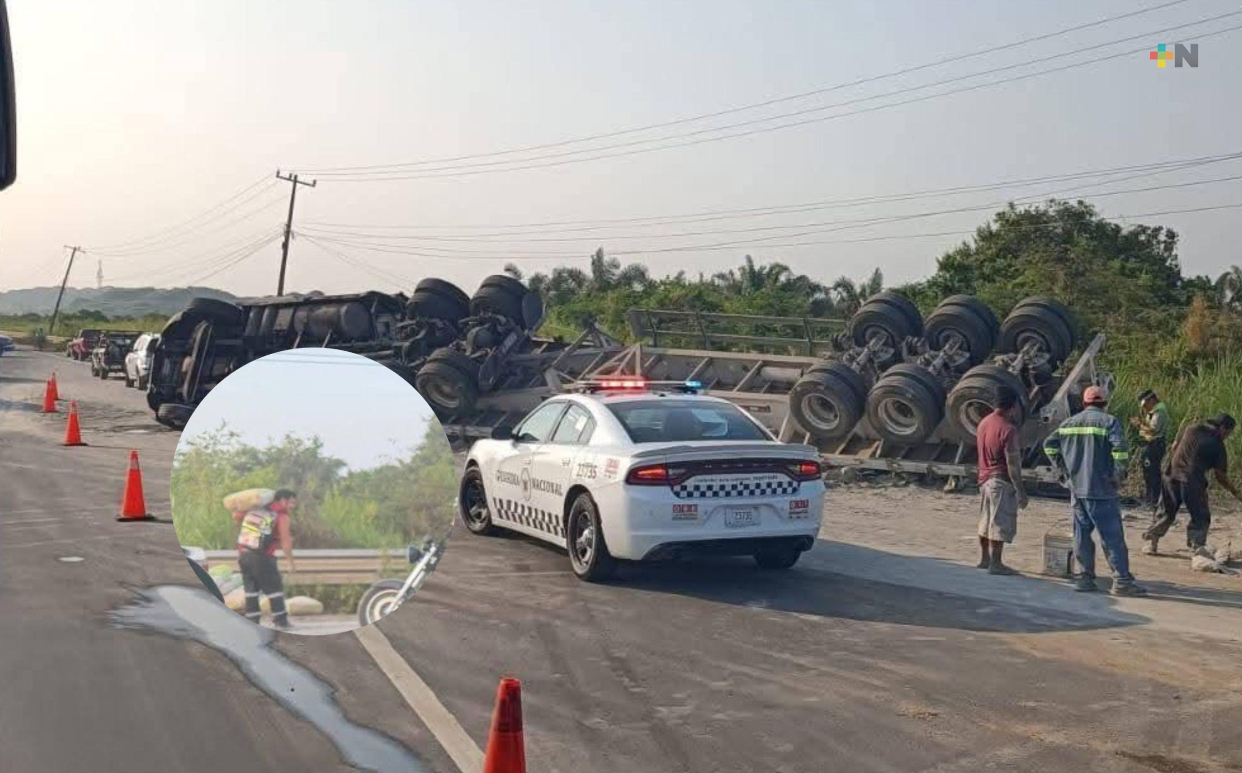 Rapiña de bultos de cemento tras volcadura de tráiler