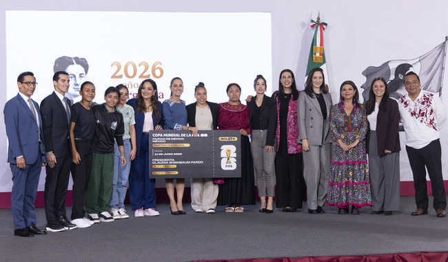 Sheinbaum presenta a las cuatro ganadoras del concurso Representa a México en la Inauguración del Mundial